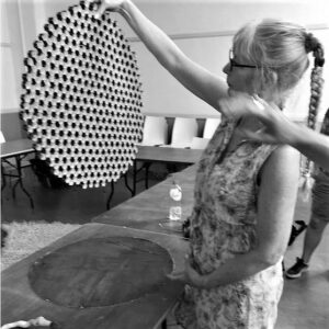 Kunstenaar toont materiaal experiment voor kunst