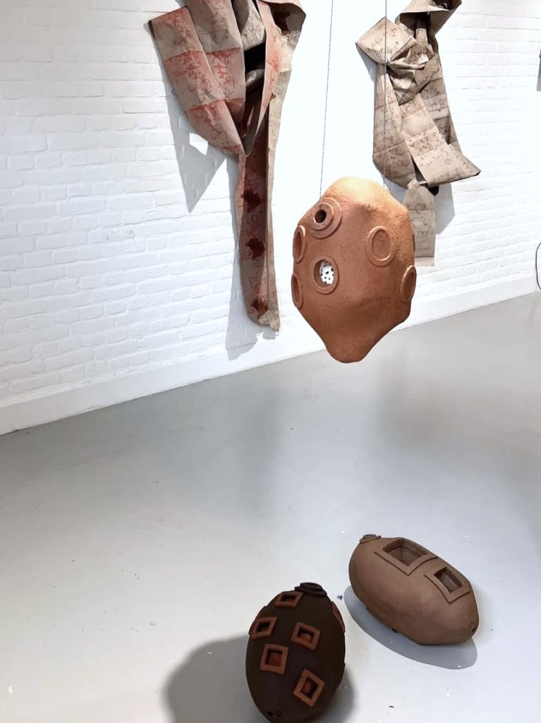 Kunstwerken van keramiek, liggend en hangend