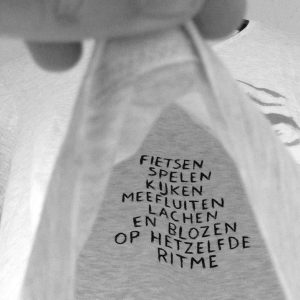 Poëtische tekst geschreven aan de binnenkant van een t-shirt